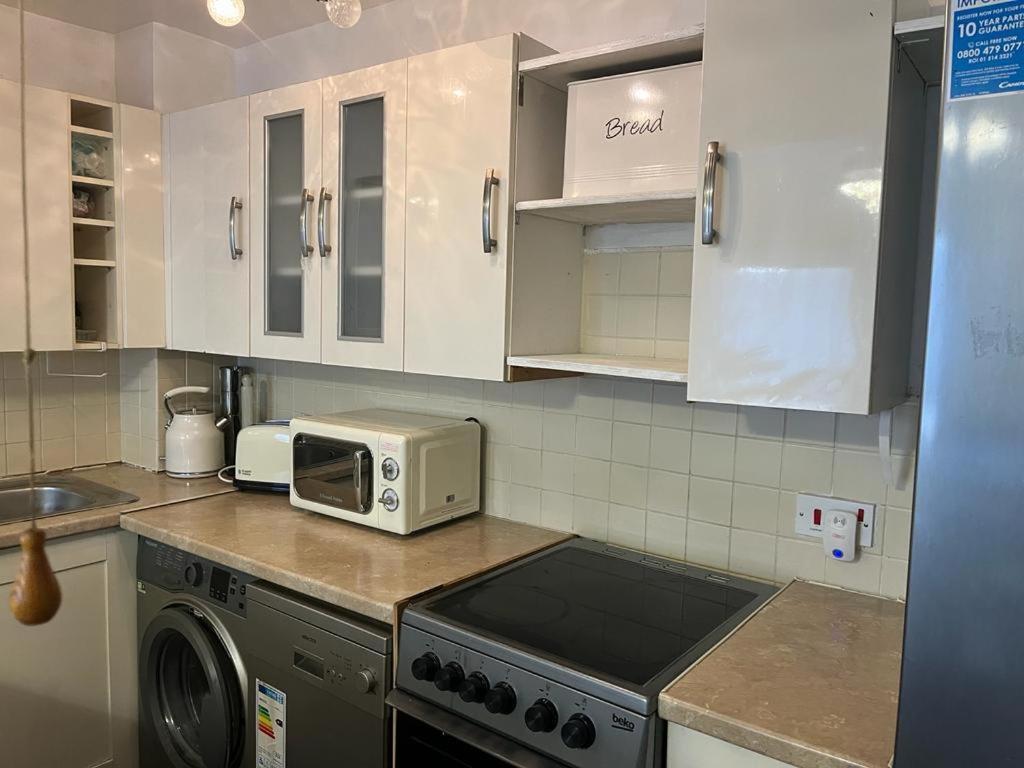 London 1 Bed Cosy House Appartement Norwood Buitenkant foto